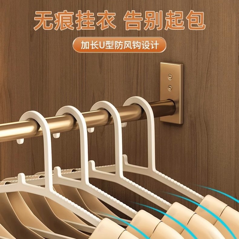 厚手のハンガーは家庭用の服を掛けています。肩の角の滑り止めを防止します。|undefined