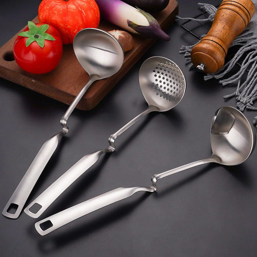 304 stainless steel oil separation spoon thickened wall-mounted oil soup colander creative kitchen oil filter hot pot oil spoon
