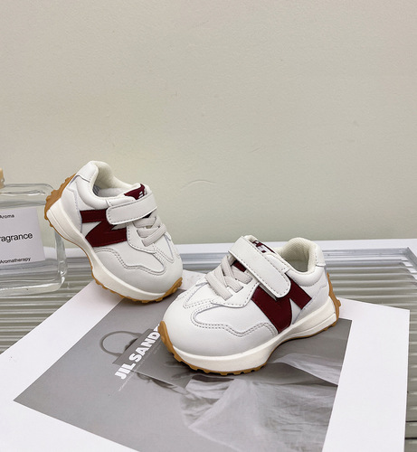 Principal Fish only sells toddler shoes for boys one and a half years old, sneakers for girls, soft-soled shoes for spring and autumn.