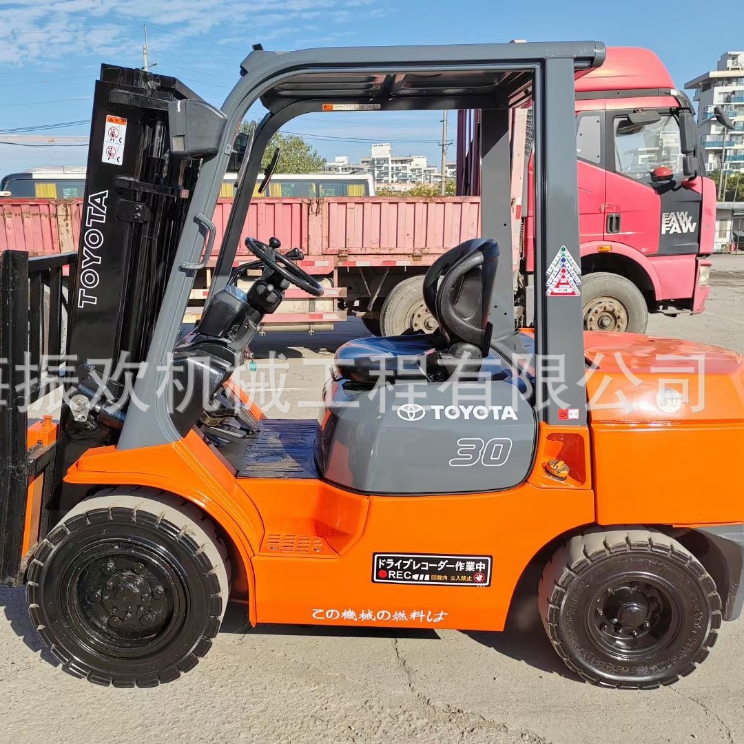 出售二手丰田TOYOTA三吨叉车 三节门架 升高4.5米带中缸侧移动