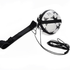 サッカーボールは訓練器を持ってボールをコントロールします。ボールを持ってボールを弾きます。