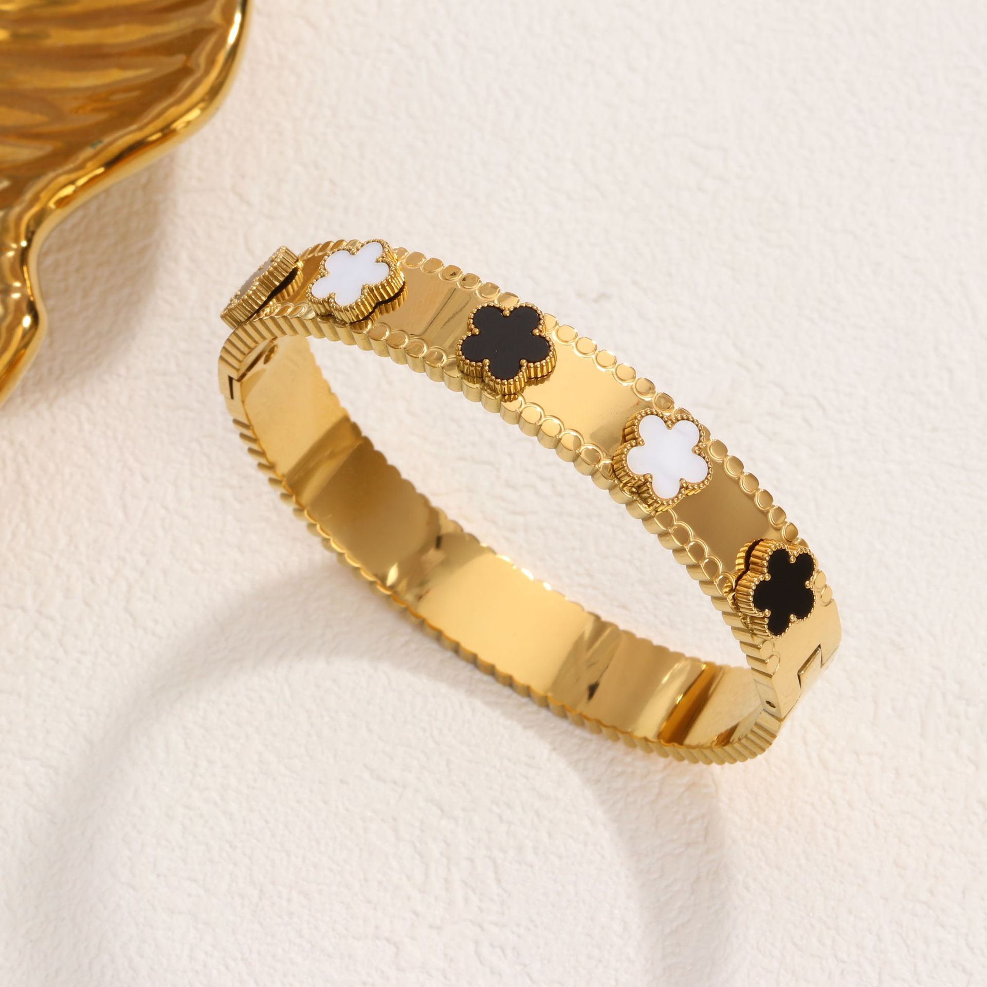 21 다섯잎 꽃 흑백 쉘 팔찌 골드