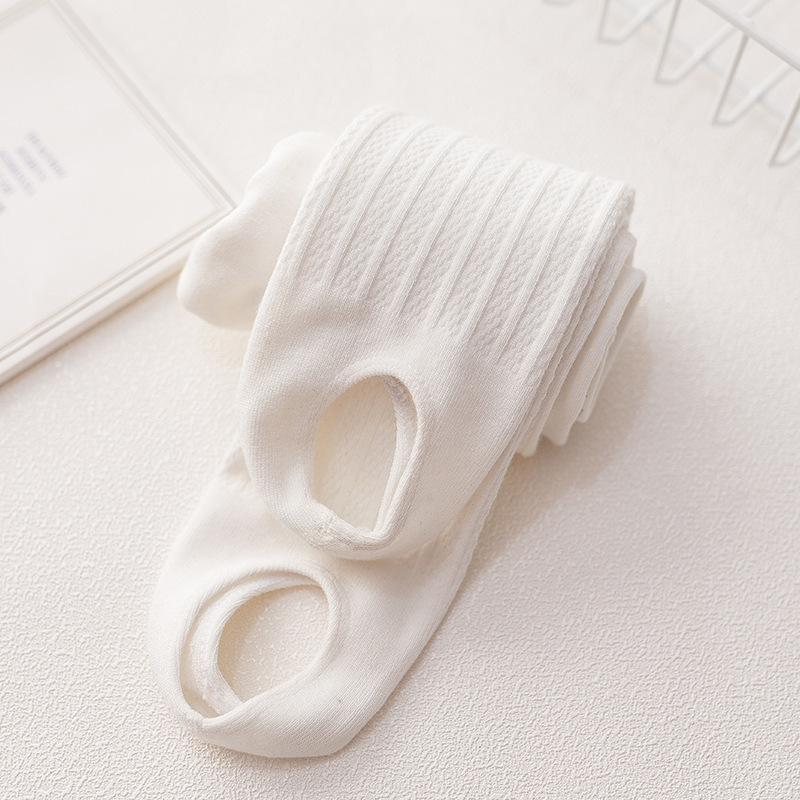 秋冬のベルベット麻花磨毛は子供のパンストの現物卸売りの新しい女の子が保温して足のズボンを踏む