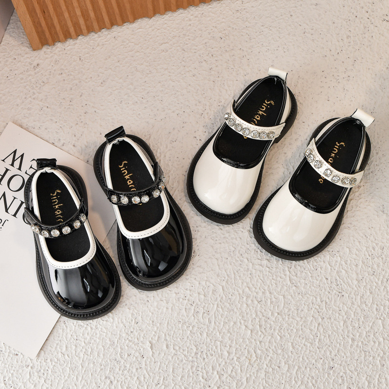 Una pequeña princesa negra zapatos de cuero zapatos de chicas suelos suaves cómodos de diamante de primavera y otoño zapatos de tendencia