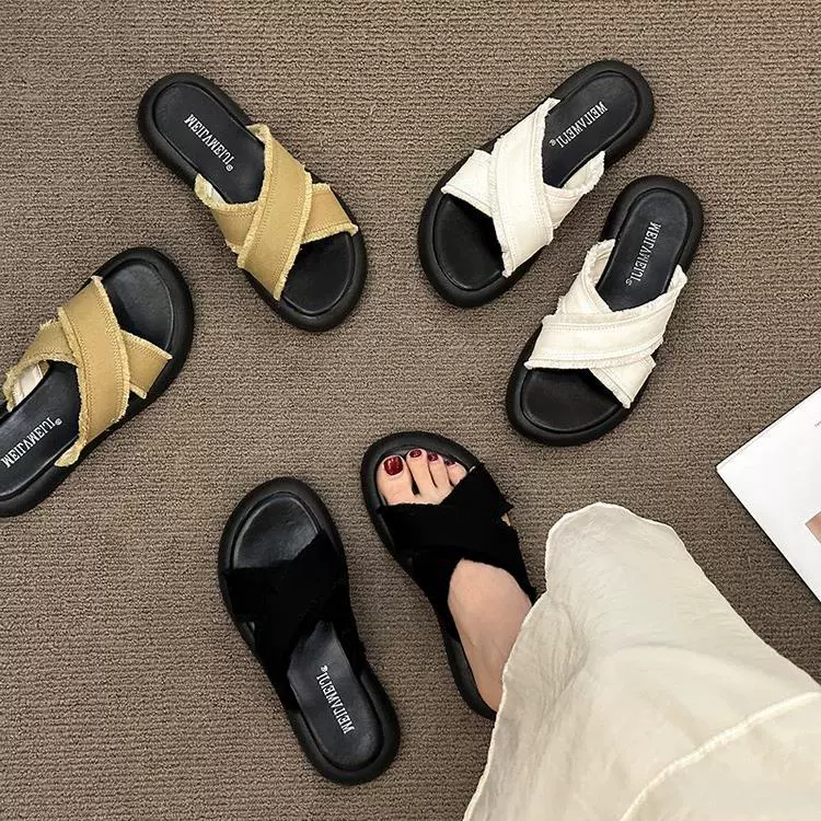 Ступать на фекалии толстые подошвы скрещенные тапочки женщины летом носить 2024 новые модные плоские ткани удобные пляжные холодные тапочки