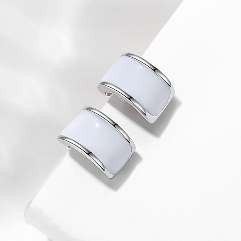 S925 plata esterlina semicírculo geométrico pendientes hombres y mujeres moda europea y americana estilo personalidad simple blanco y negro hebilla temperamento todo partido