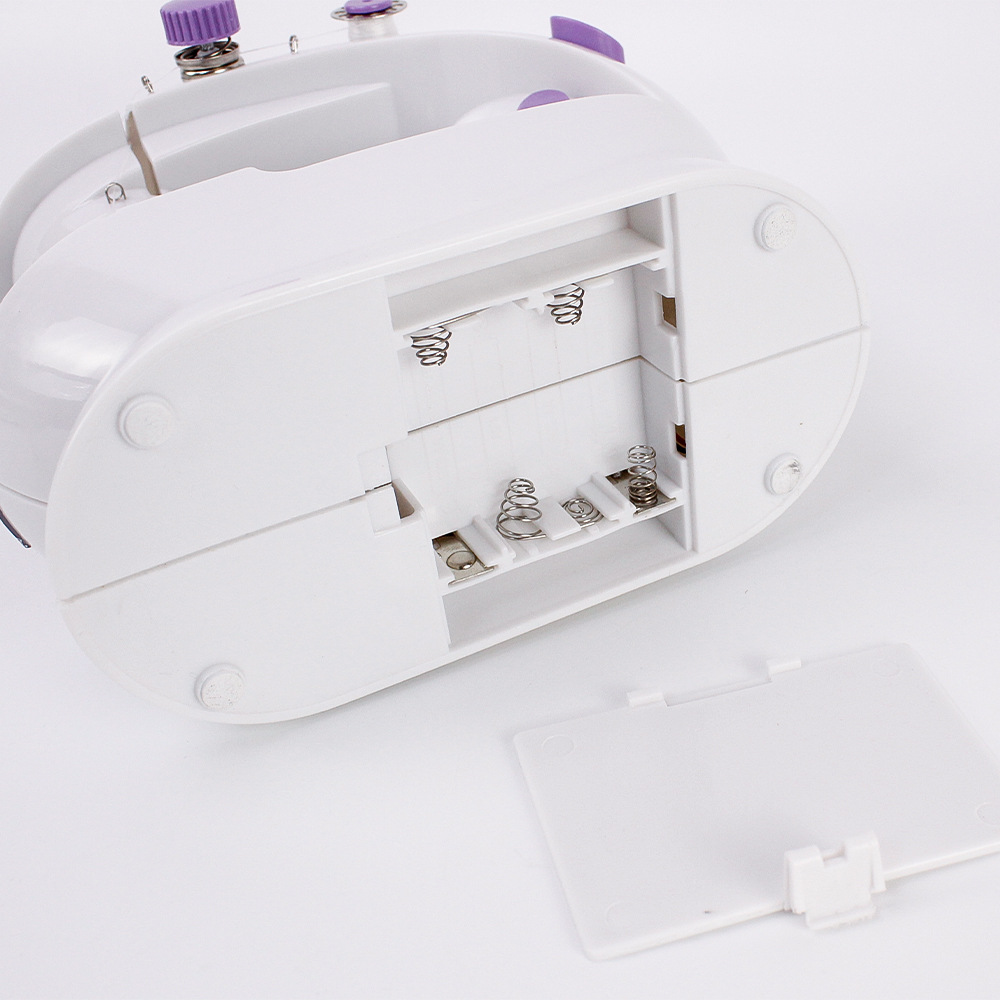 Hogar pequeño mini eléctrico 202 máquina de coser ropa de coche comiendo gruesa ropa de coser en miniatura máquina de coser de escritorio con pedal