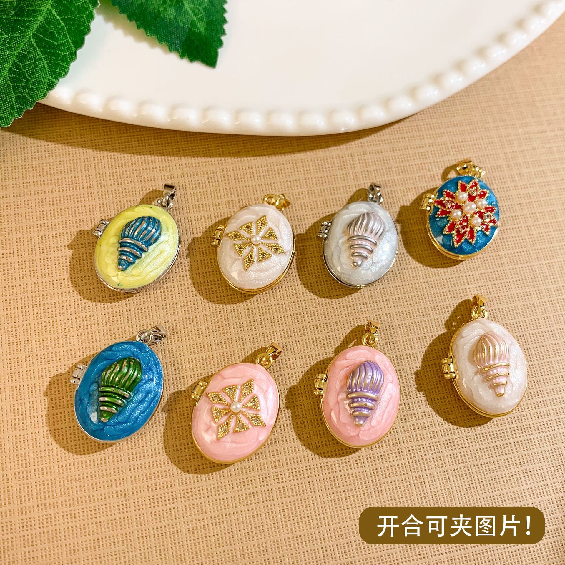 Foldable pendant