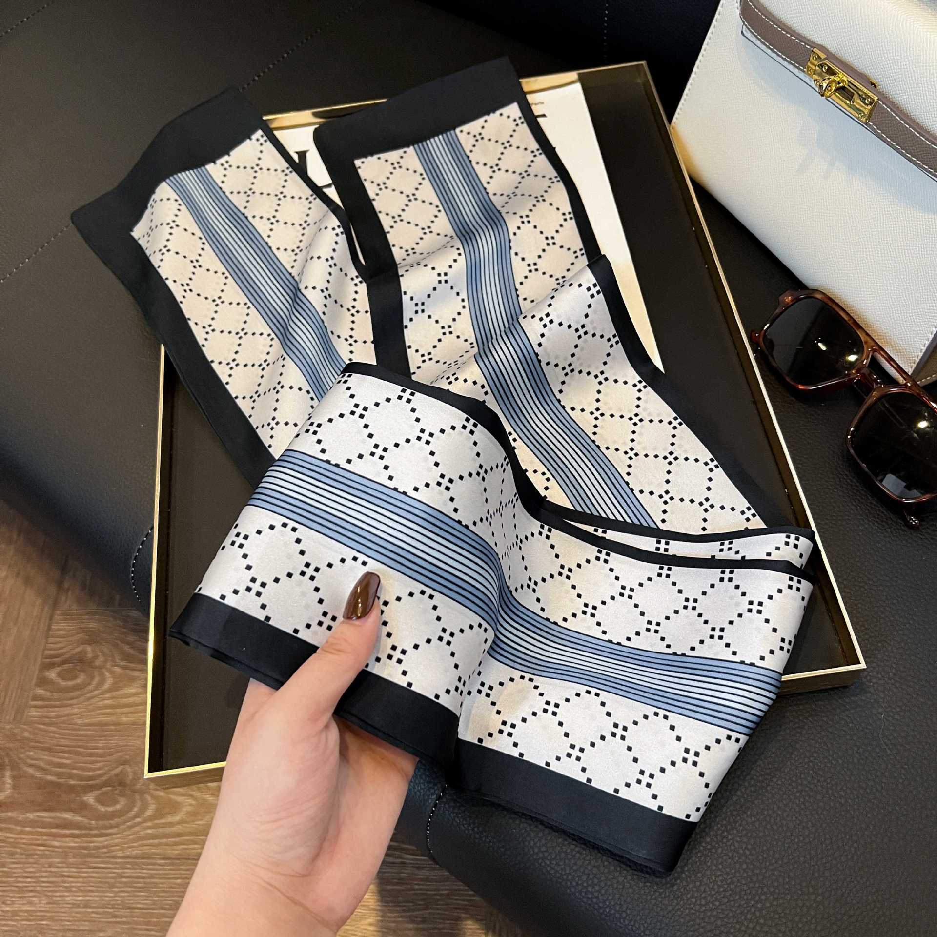 Nueva bufanda de seda pequeña banda larga estrecha para el cabello mujer estilo primavera y otoño moda madre bufanda estilo verano estilo fino serpentina bufanda al por mayor