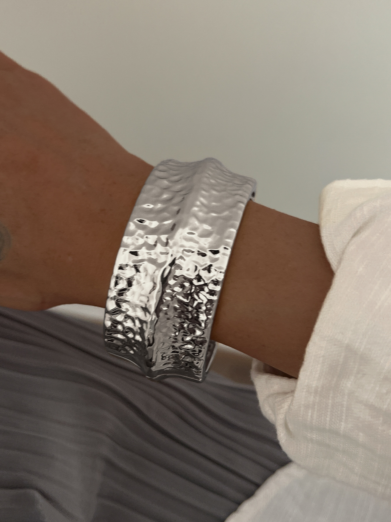 35g Weight Bangle Classification Alloy Chain Material 1 Piece Quantity Daily Occasion Alloy Material Irregular, Solid Color Pattern All Seasons Season Women's Gender Hip-Hop, Exaggerated, Simple Style Style Hammered, Plating Craft Hip-Hop Exaggerated Simple Style Irregular Solid Color Alloy Bangles Wholesale 10