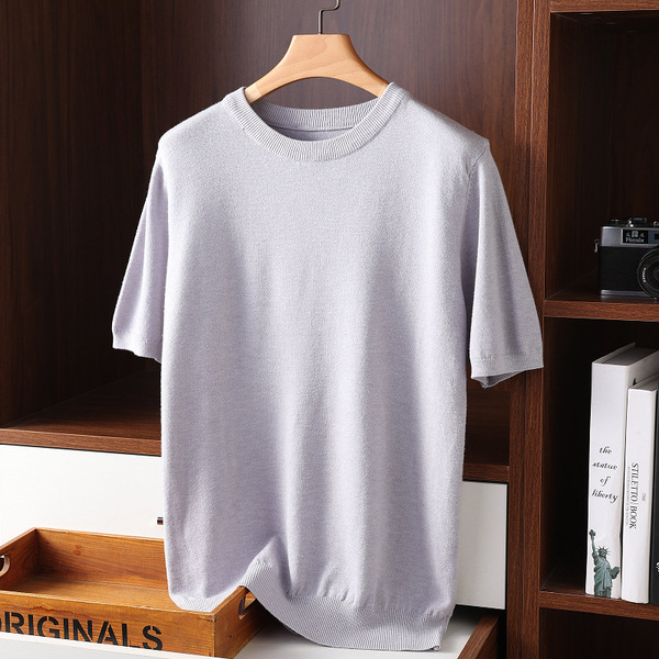 summer thin knitted T-shirt with a round collar for leisure