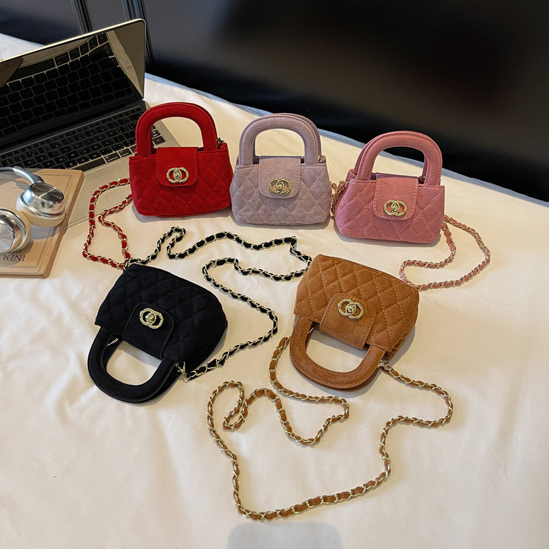 Primavera y verano nuevo bolso infantil de seda, hilo de seda, pequeño viento fragante, bolso de mano de chicas, cadena de moda coreana, bolso cross-border.