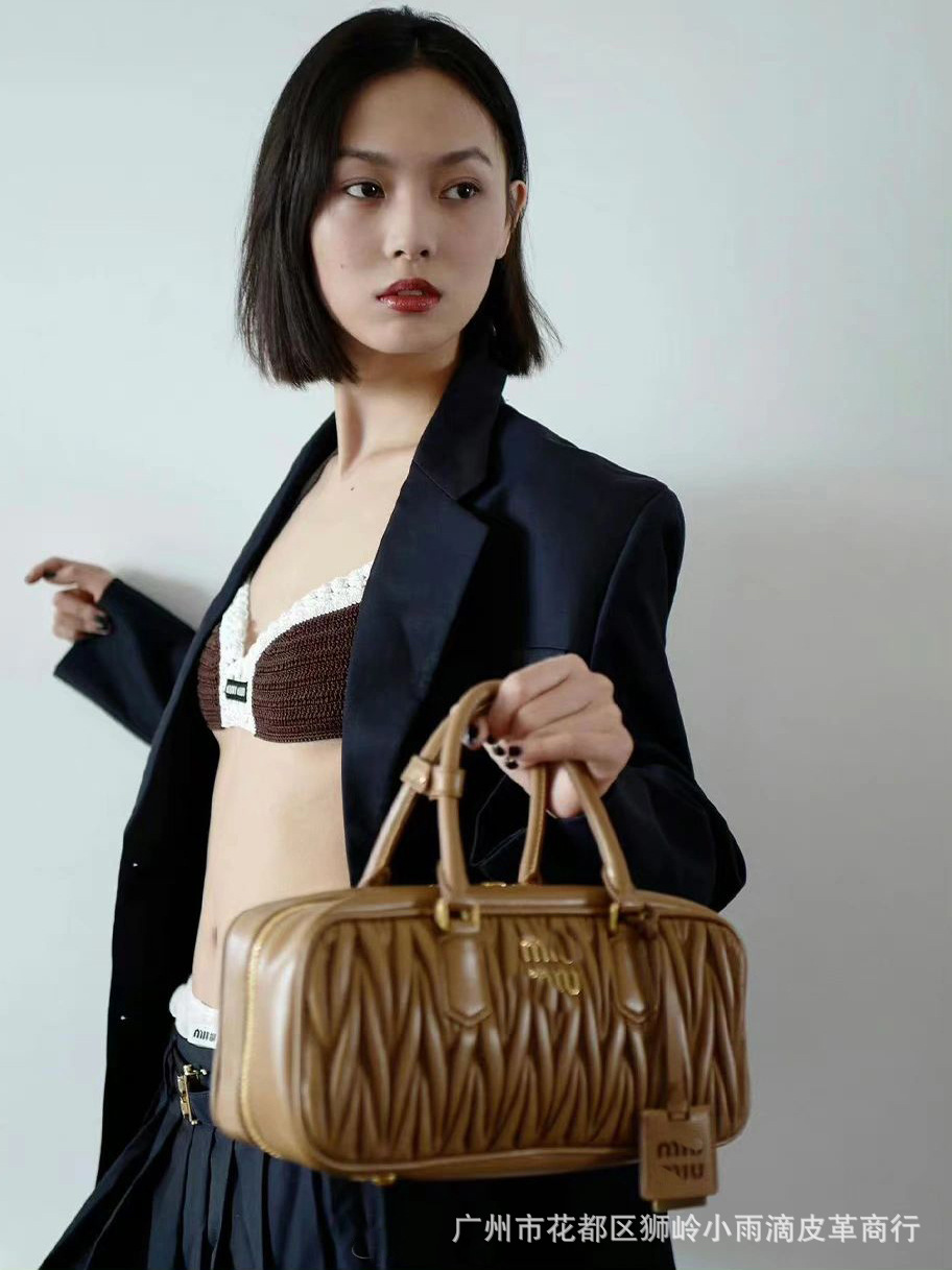 M家IU同タイプのしわボーリングバッグMatelasse羊紋軟皮手提げカバン