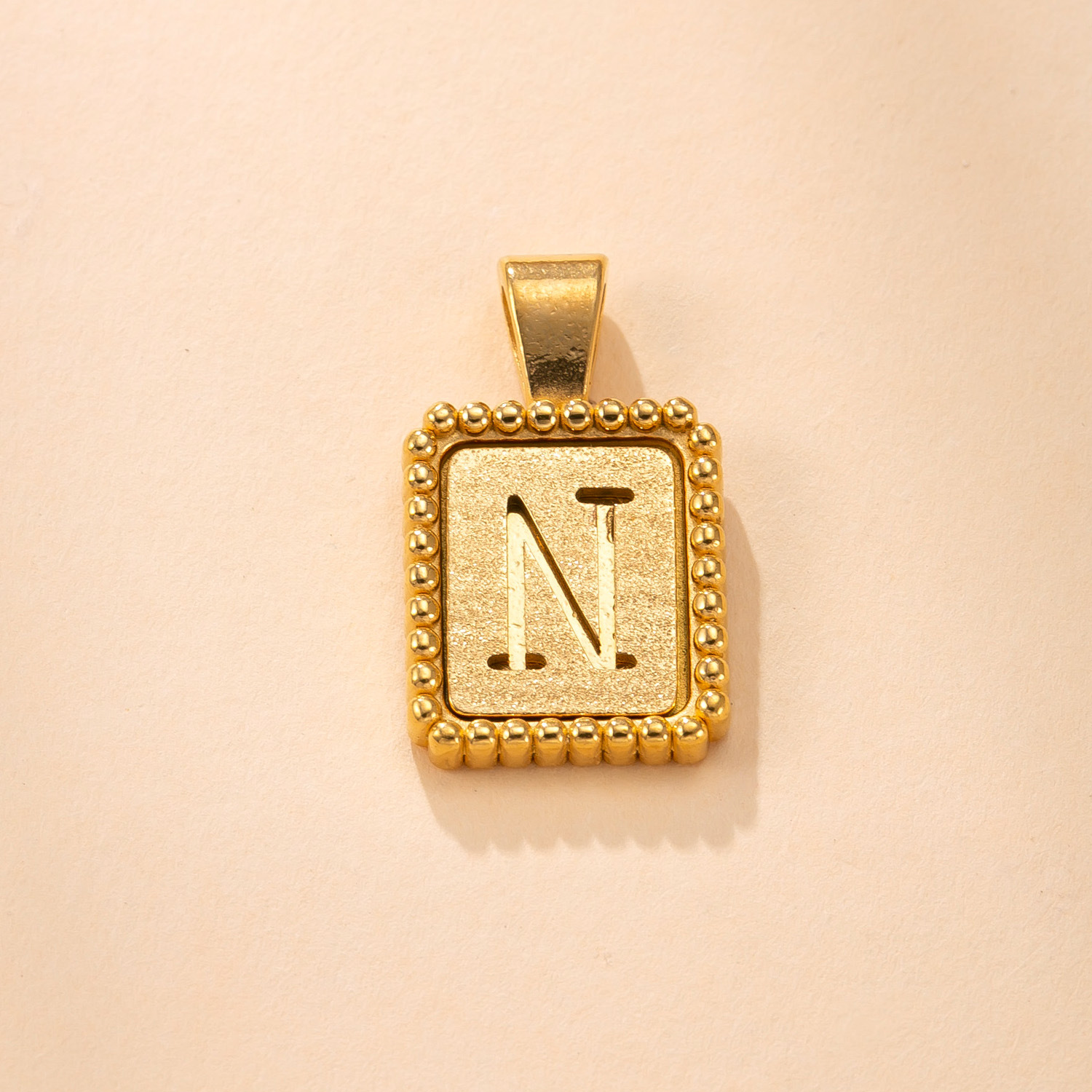 Colgante único Collar de acero inoxidable de moda transfronteriza Colgante de letras de lunares de marca cuadrada fundido Joyas de acero de titanio dorado de 18 quilates