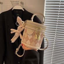 今年流行小众包包女2023新款精致时尚高级感斜跨包手提圆筒水桶包