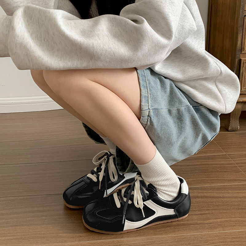 Zapatos blancos pequeños productos de caucho juventud plata 100 correa cruzada 2026 nueva mujer coreana de otoño negro