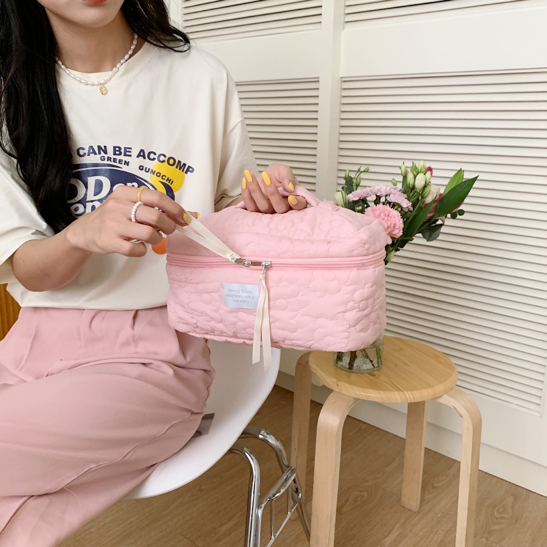 The 2631 Japanese-style fresh color-blocking flower hand-held makeup bag has a large capacity and can be carried hand in hand with a storage bag and a student pen case undefined