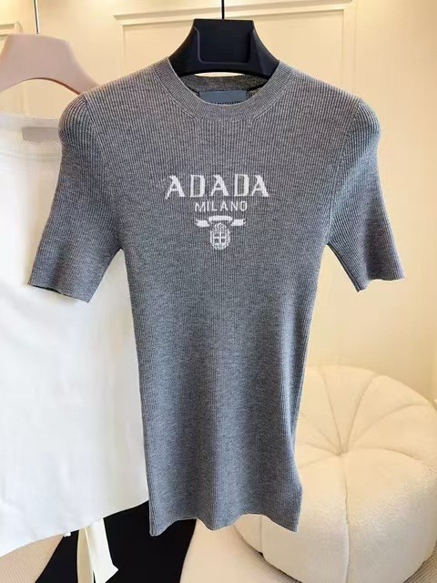 Qadın üçün ağ trikotaj köynək, hərfli tikmə, slim fit