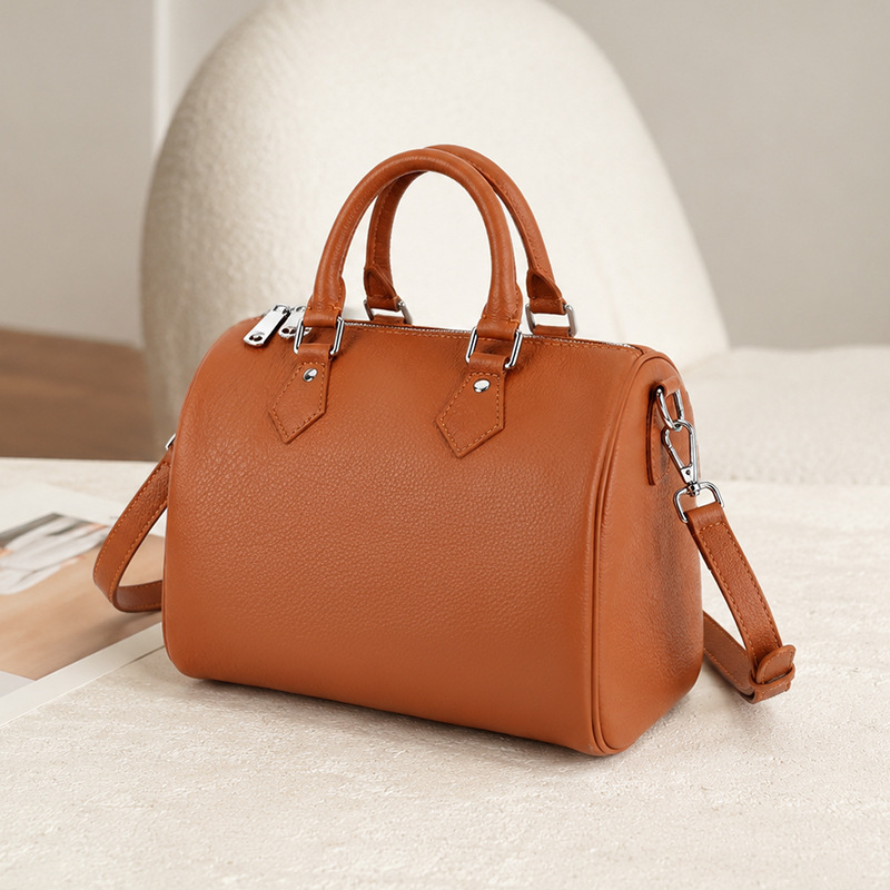Natural distressed top-grain cowhide Boston bag, genuine leather vintage commuter handbag, soft leather, large capacity, multi-compartment shoulder bag Natural distressed top-grain cowhide Boston bag, genuine leather vintage commuter handbag, soft leather, large capacity, multi-compartment shoulder bag