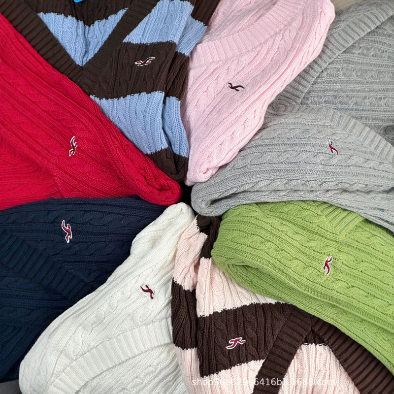Hollister Seagull 2025 Fall Collection, same style as seen on Xiaohongshu, college-style intellectual V-neck cable knit sweater