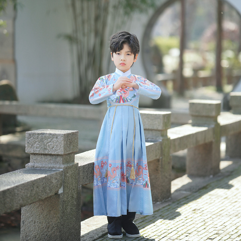 天蓝色服装