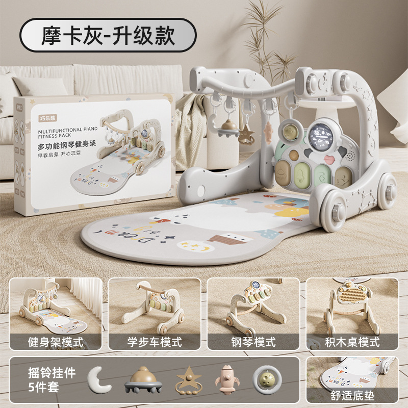 巧楽熊の赤ちゃんはピアノのフィットネスのフレームに足を踏み入れて歩いて3ヶ月6年の益智を学びます。