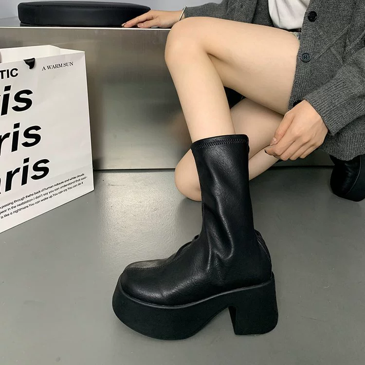 Low demi‑season boots (Martens) fitted ankle, platform chunky sole, black, sizes 35–40