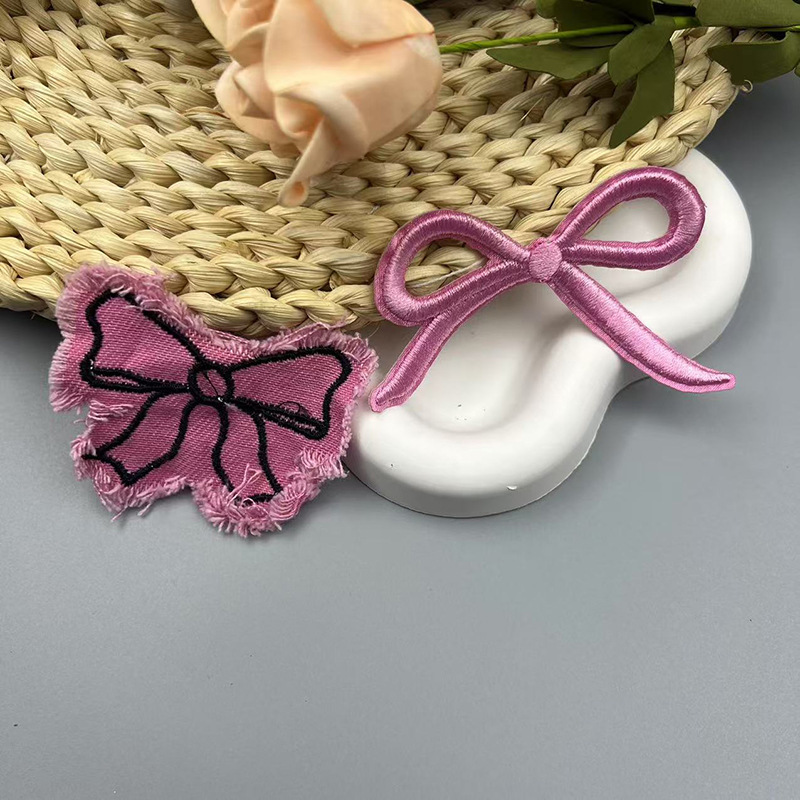 新商品の蝶結びの胸のバッジの帽子のマークの刺繍の装飾の立体の刺繍のピンクの白黒のベージュの蝶結びのバックゴム|undefined