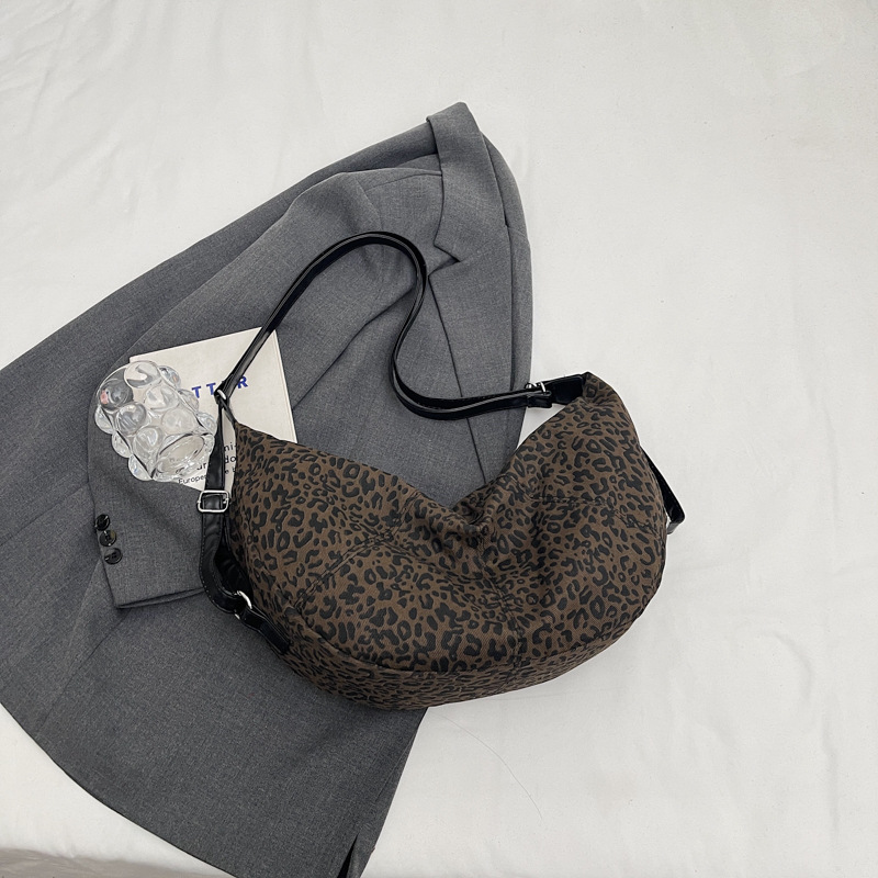 2024 primavera y verano nuevo estilo cera de aceite piel suave bolsa de bola de masa pequeña bolsa de mensajero de un solo hombro casual de gran capacidad al por mayor