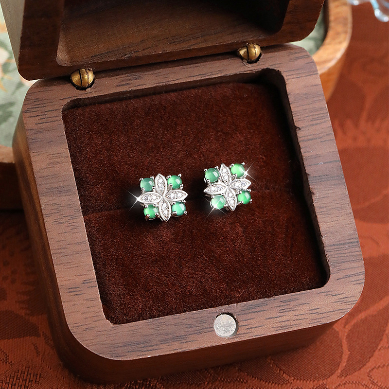 Pendientes de plata de ley S925 de flor de cuatro hojas de alta calidad, incrustaciones de plata, materiales peligrosos naturales, jade verde yang, pendientes de temperamento exquisito