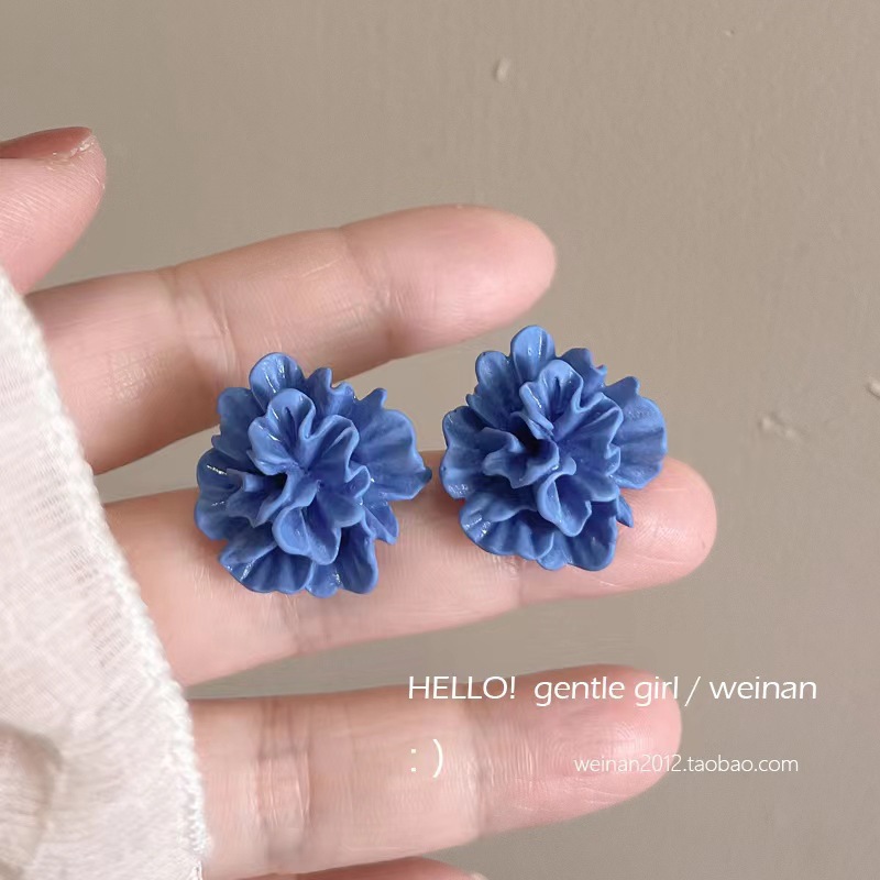 Blue three dimensional fashionable small design earrings