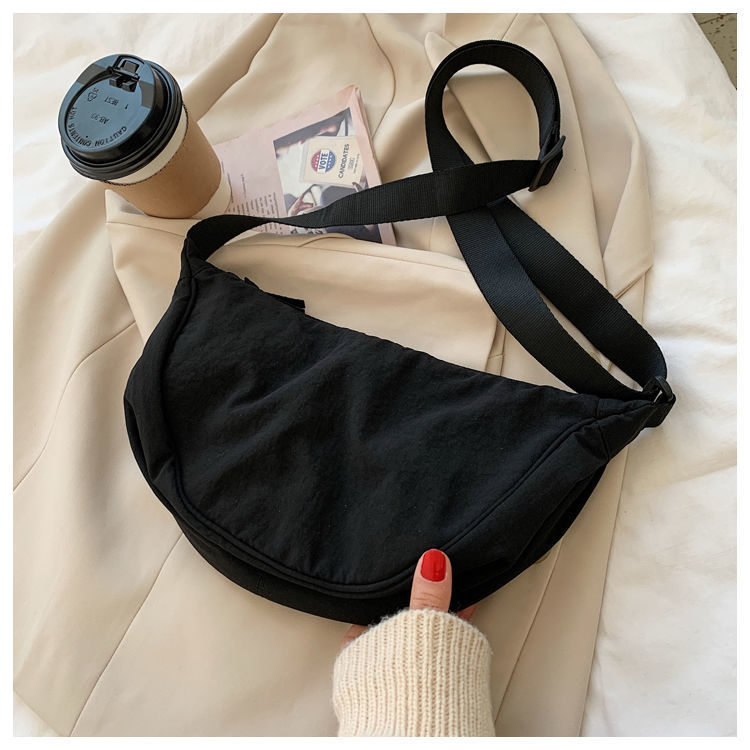 The new fashionable crossbody bag is a versatile and high-end bag for women, a casual and trendy single-shoulder bag, a crescent-shaped bag, and a dumpling bag for women undefined
