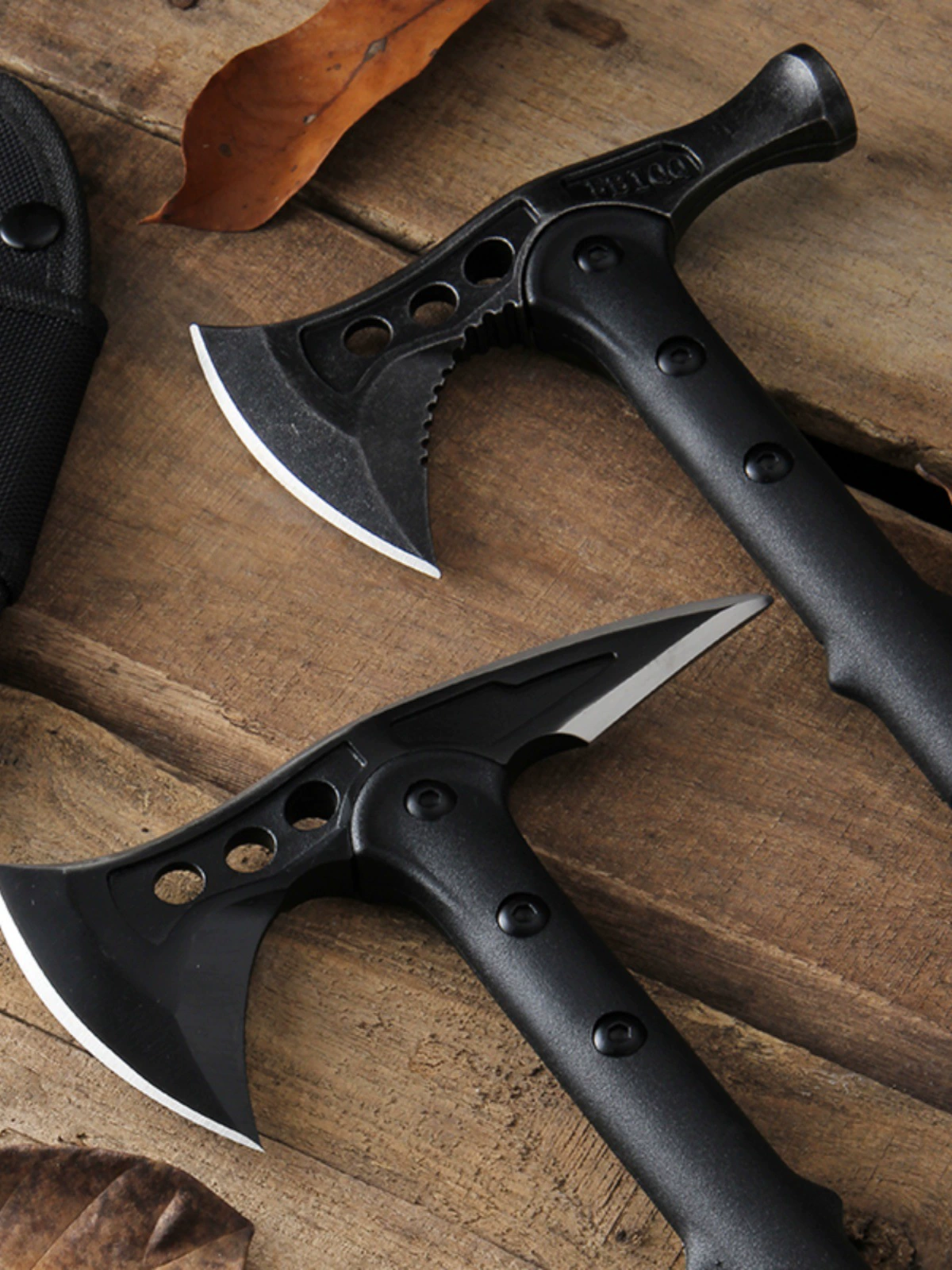 Инженерный топор рубит дерево топор нож