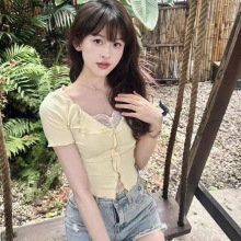 高级感奶黄色蕾丝拼接短袖V领t恤女夏季甜辣风纯欲显瘦短款上衣潮