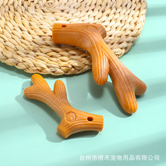 木のプラスチックの鹿の角の犬は歯ぎしりをします。