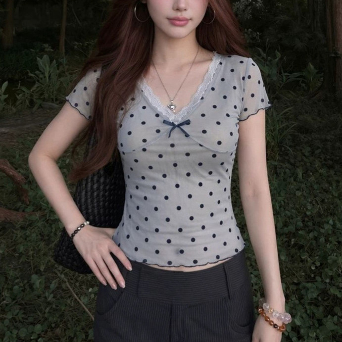 Purely alluring hot girl polka dot lace V-neck short-sleeve T-shirt for women, summer 2026 new niche slim-fit trendy top