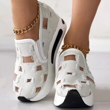 �羳�W���¿����ɸ�ţ�оW���ЬŮ�и�һ�_��͸���U�ն���Ь��