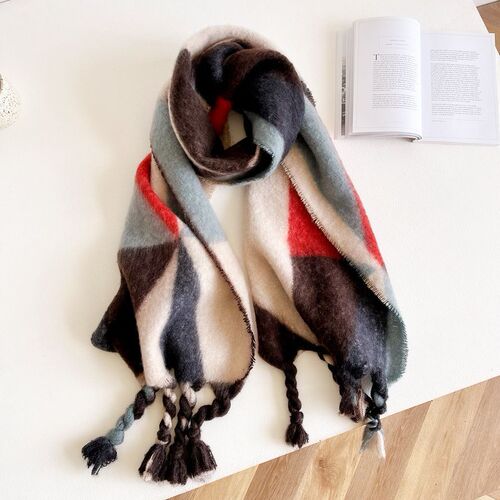 New geometric triangular scarf for women—versatile winter style, green seahorse-patterned shawl for women’s street-style photoshoots, trendy European and American fashion.