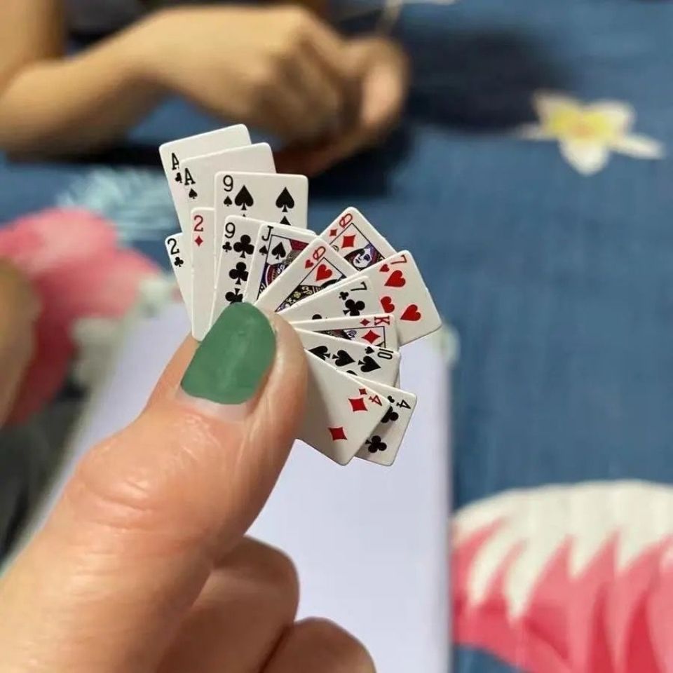迷你小扑克牌超Q可爱旅行装纸牌桌游卡牌便携版小游戏牌创意礼品