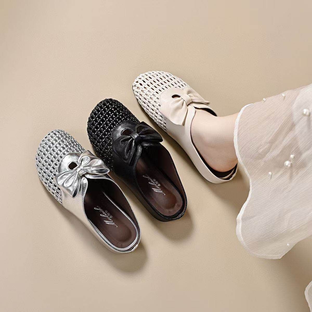 Dép sandal nữ da thật mũi tròn quai dệt rỗng đế bệt — màu đen