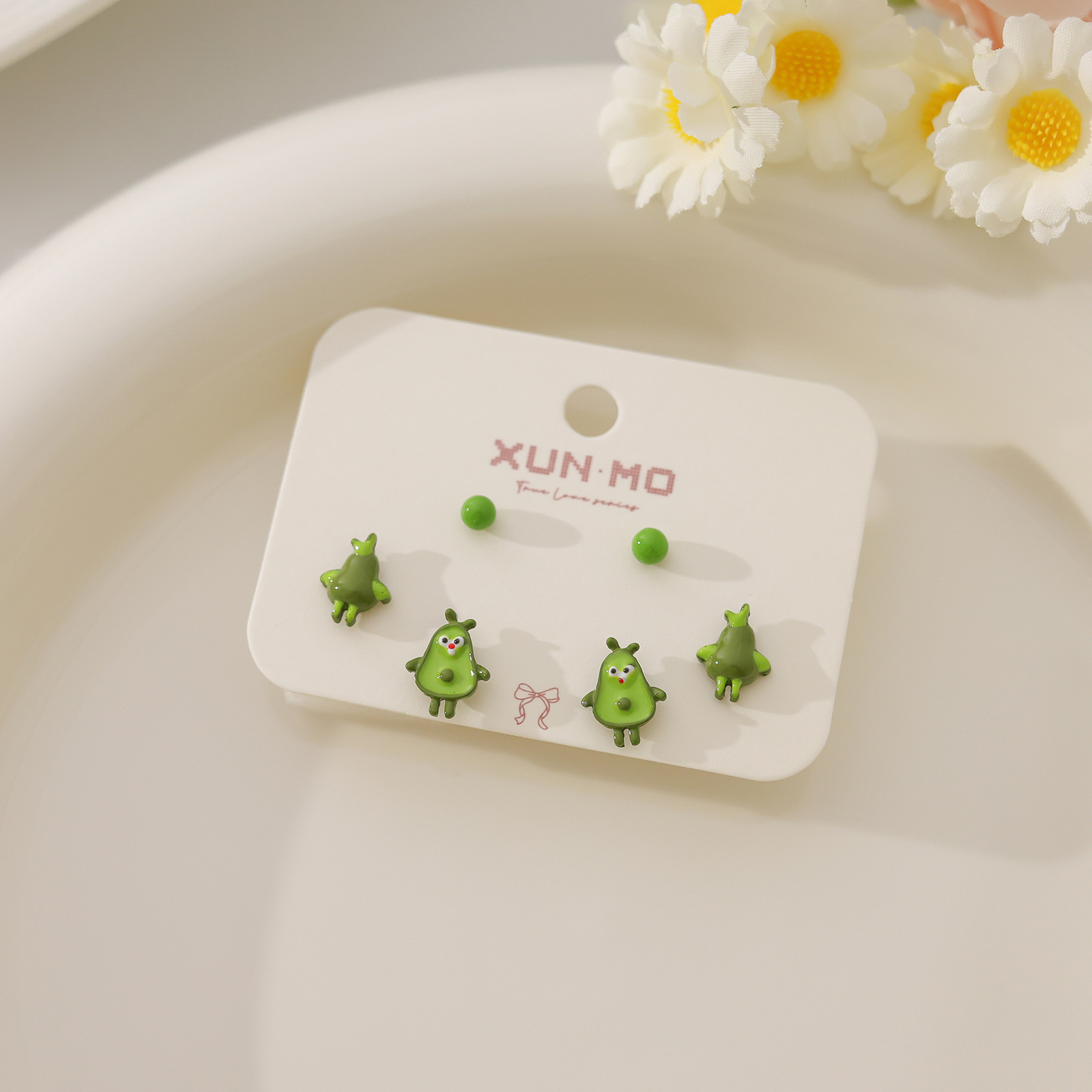 Juego de pendientes de aguja plateados, sencillos y compactos para mujer, pendientes geométricos en forma de corazón, bonitos, dulces y versátiles, venta al por mayor para puestos de mercado