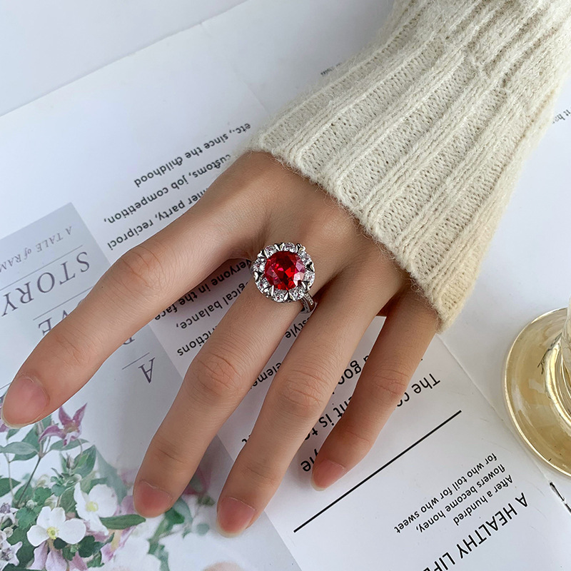 2024 nueva joyería Zhuang Shengsheng fondo de cobre chapado en oro simulación tesoro de color temperamento corindón anillo de lazo mujer 10mm