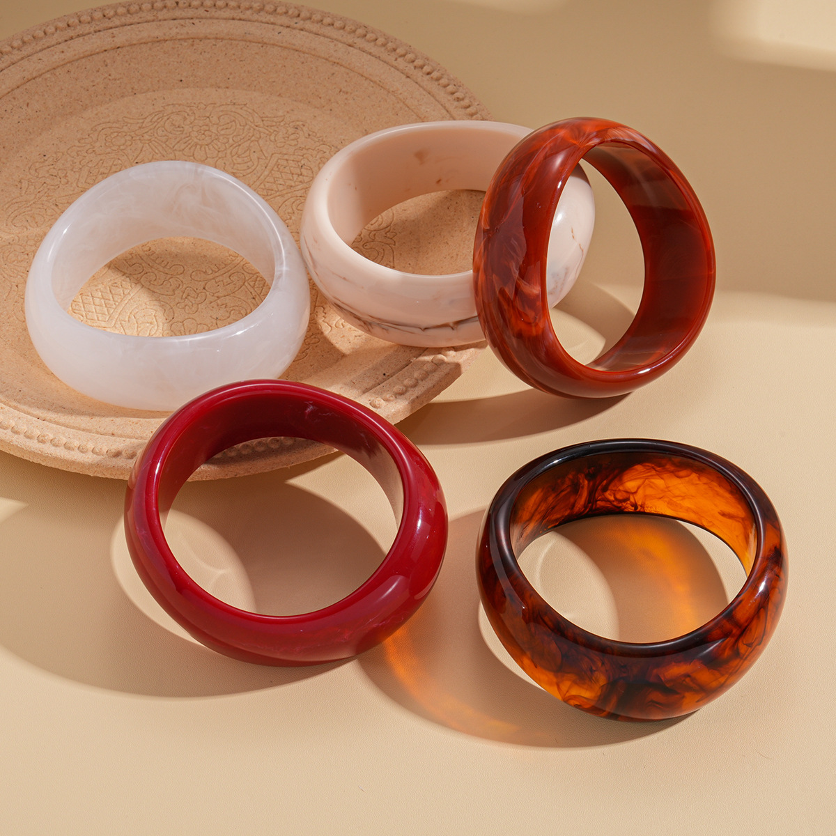 Europa y los Estados Unidos acrílico maduro irregular geometría pulsera redonda simple nicho transfronterizo de alta calidad personalidad joyas de mano para mujeres image 5