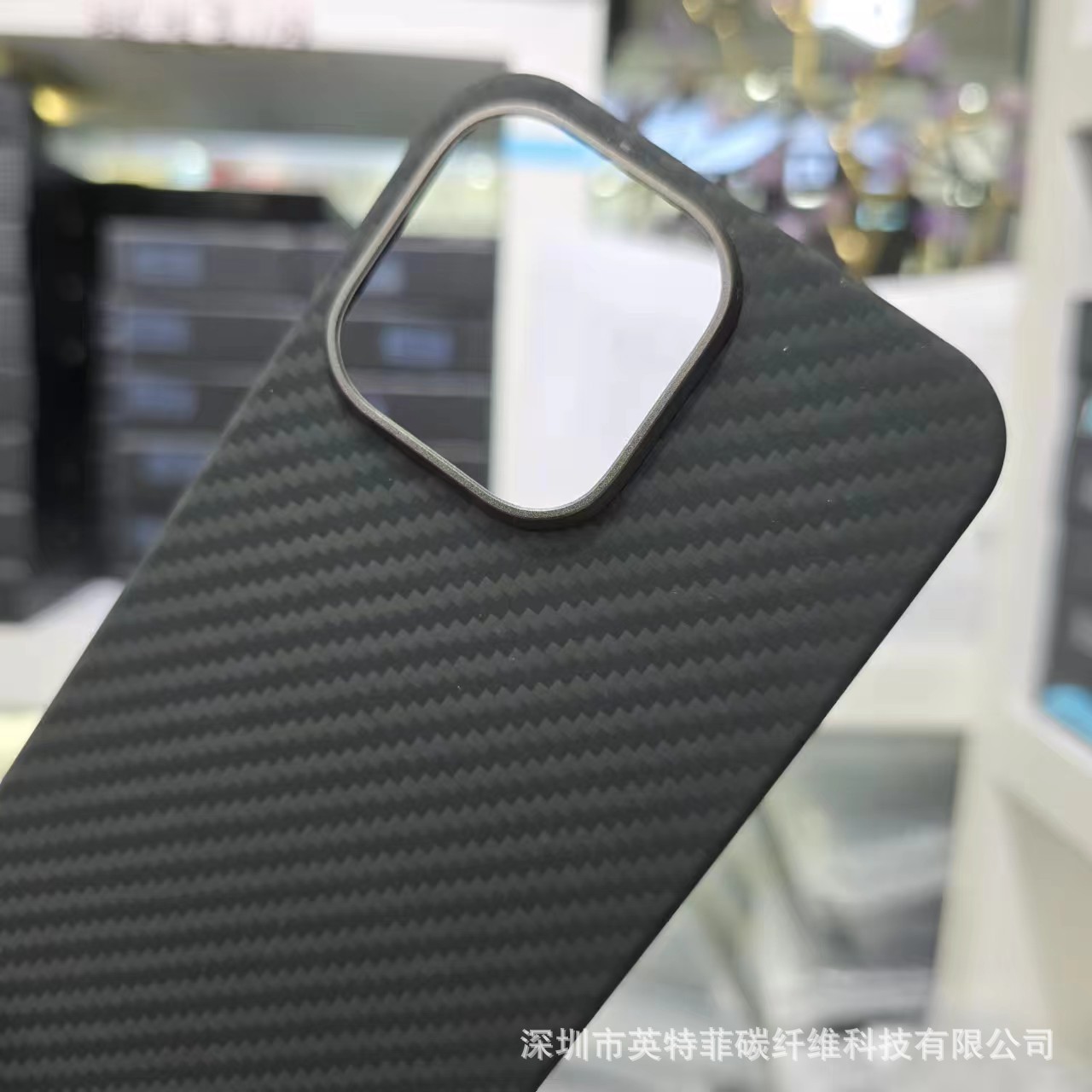 IPhone15pro max炭素繊維携帯ケースに適しています。