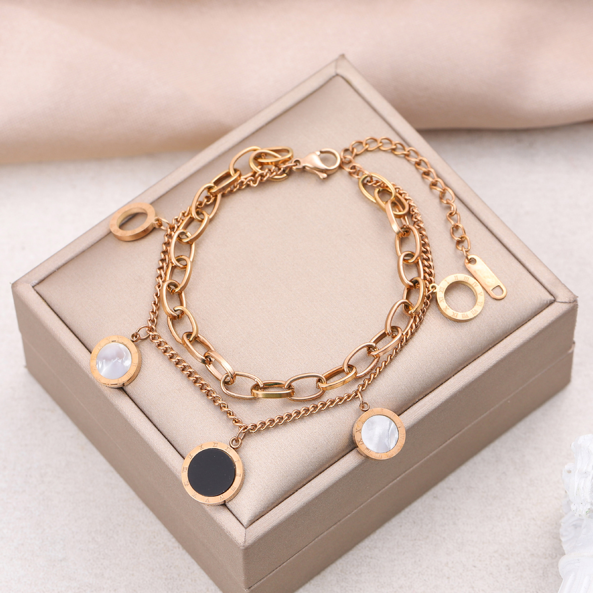 Ventas transfronterizas calientes nuevas pulseras de acero de titanio personalidad femenina de alto nivel diseño ligero de lujo moda temperamento versátil joyería de acero de titanio image 34