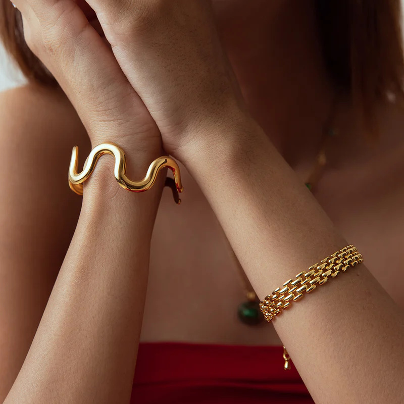 Women's Titanium Steel Wave Bracelet 18k Gold Open Bangle_voghion.com