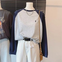 刺繍の馬は肩を挿して色のゆったりした純綿の長袖の薄いタイプの底のシャツの韓国版の2024春秋のtシャツの女性をつづり合わせます。