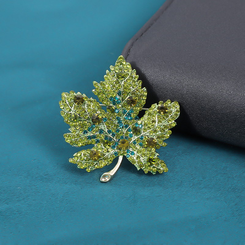 Elegant Shiny Maple Leaf Zinc Alloy Plating Inlay Rhinestones Women's Brooches display picture 3