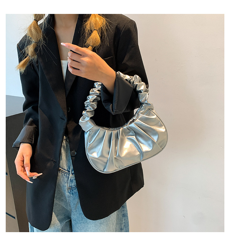 Borsa a tracolla singola a spalla singola con metodo cloud piegato sotto le ascelle da donna 2024. Borsa a mano con texture casual_voghion.com