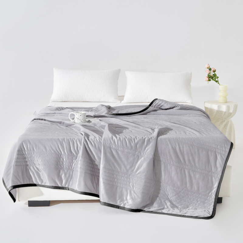 밝은 회색 줄무늬 검정색 가장자리